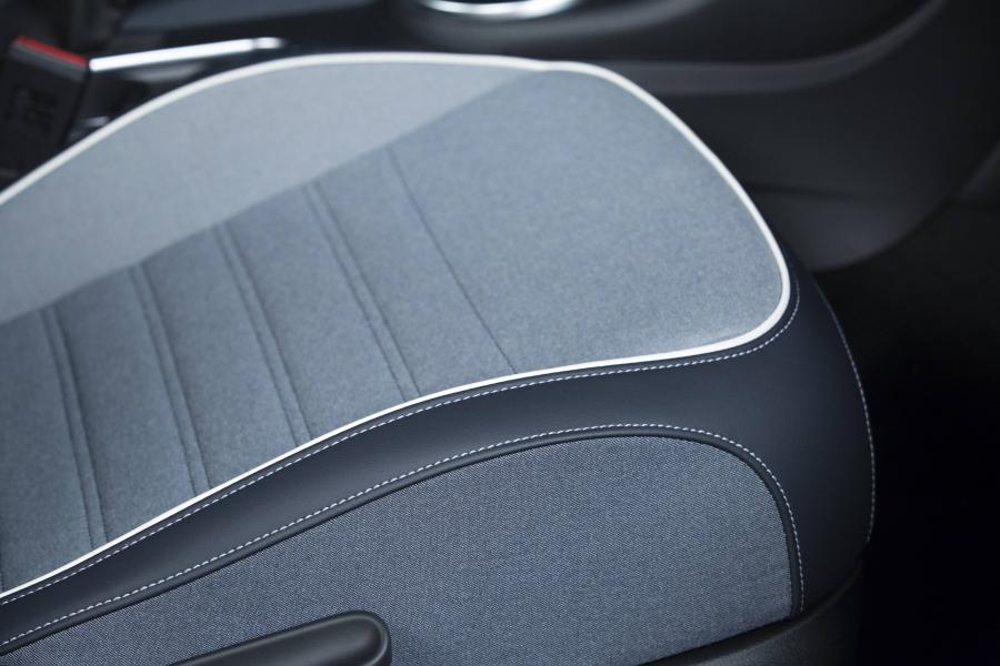 Детали интерьера Volkswagen Beetle Convertible Denim 2016 года  (фото 37 из 41)